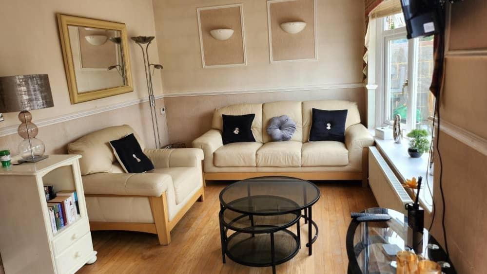 Cosy 4 Bed Home Edmonton Eksteriør billede